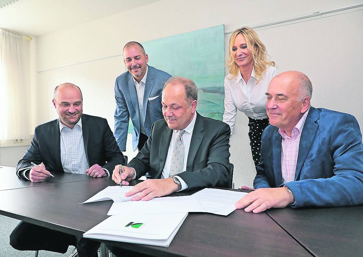 Unterschreiben die Kooperationsvereinbarung (sitzend v.l.): Christian Heinen (Vorstand Kreisbau), Schulleiter Armin Bruder, Hans-Jürgen Meisen (Vorstandsvorsitzender Kreisbau) sowie (stehend) Kreisbau-Architekt Berno Hamacher und Prokuristin Susanne Reiß.