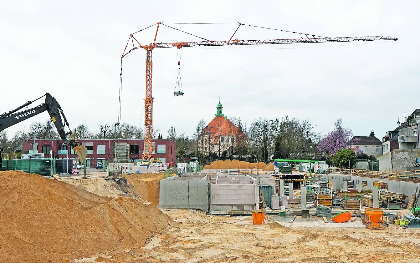 In der Kempener Innenstadt enstehen vier Mehrfamilienhäuser mit bis zu 60 Mietwohnungen für junge Familien und Senioren.