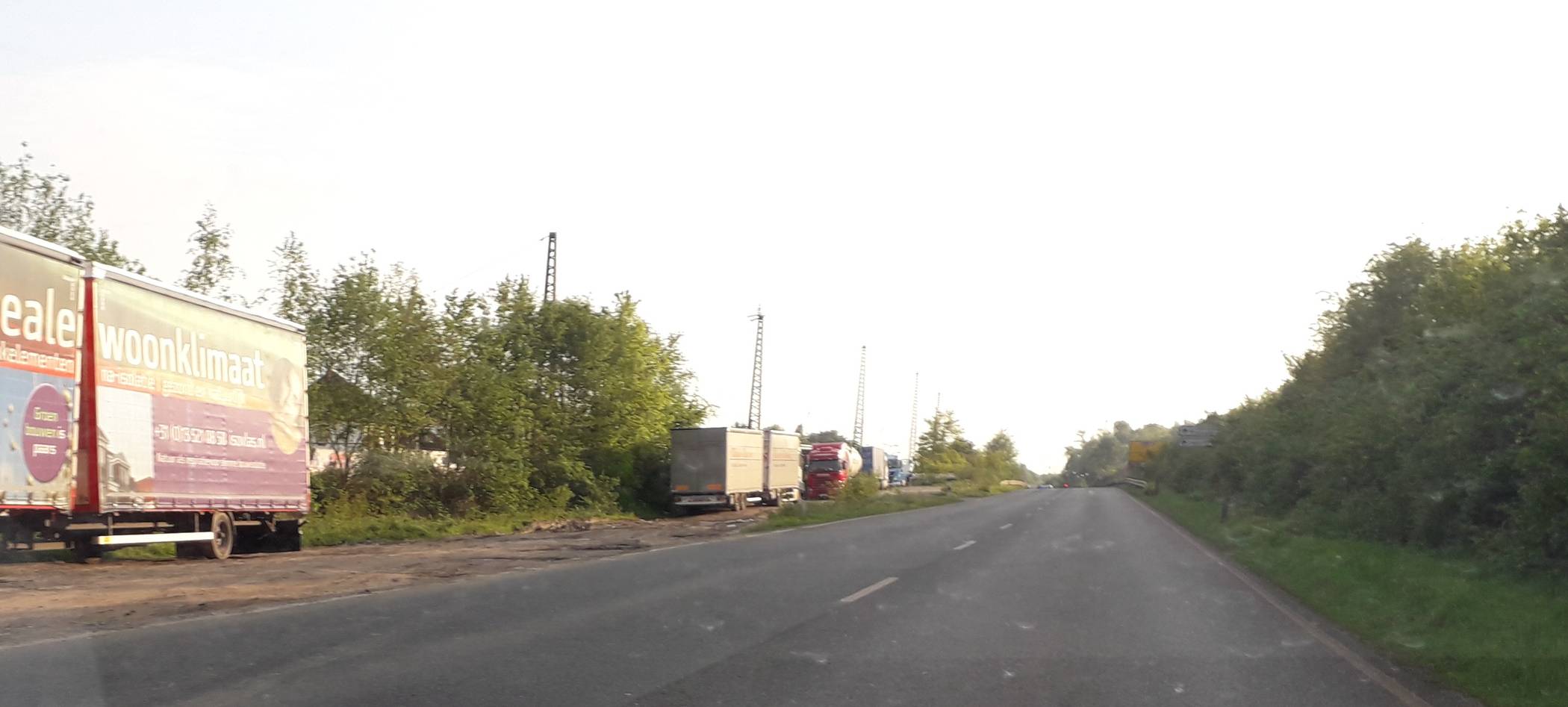 Illegales LKW-Parken auf einer nicht gesicherten Fläche zwischen Bahngleisen des Bahnhofes Rheinhausen-Friemersheim und der L473N wird von der Stadt Duisburg offensichtlich geduldet, das Einrichten eines P+R Parkplatzes an dortiger Stelle hingegen abgelehnt.