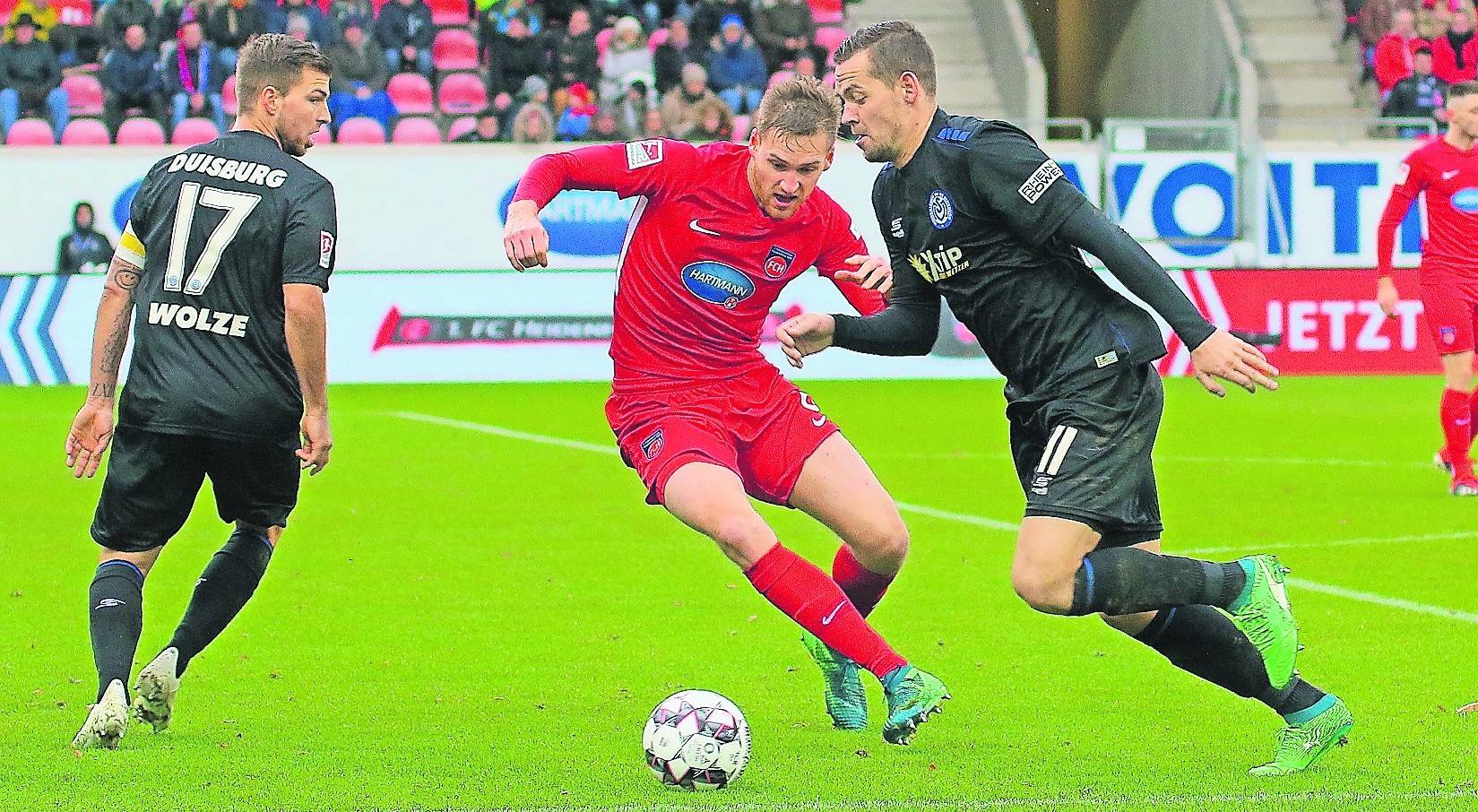 Für Kevin Wolze und Stanislav Iljutcenko geht es heute gegen den FC Heidenheim (hier eine Szene aus dem Hinspiel) darum, die Chance auf den Klassenerhalt zu wahren. Das geht aber nur, wenn die Konkurrenz im Keller patzt.