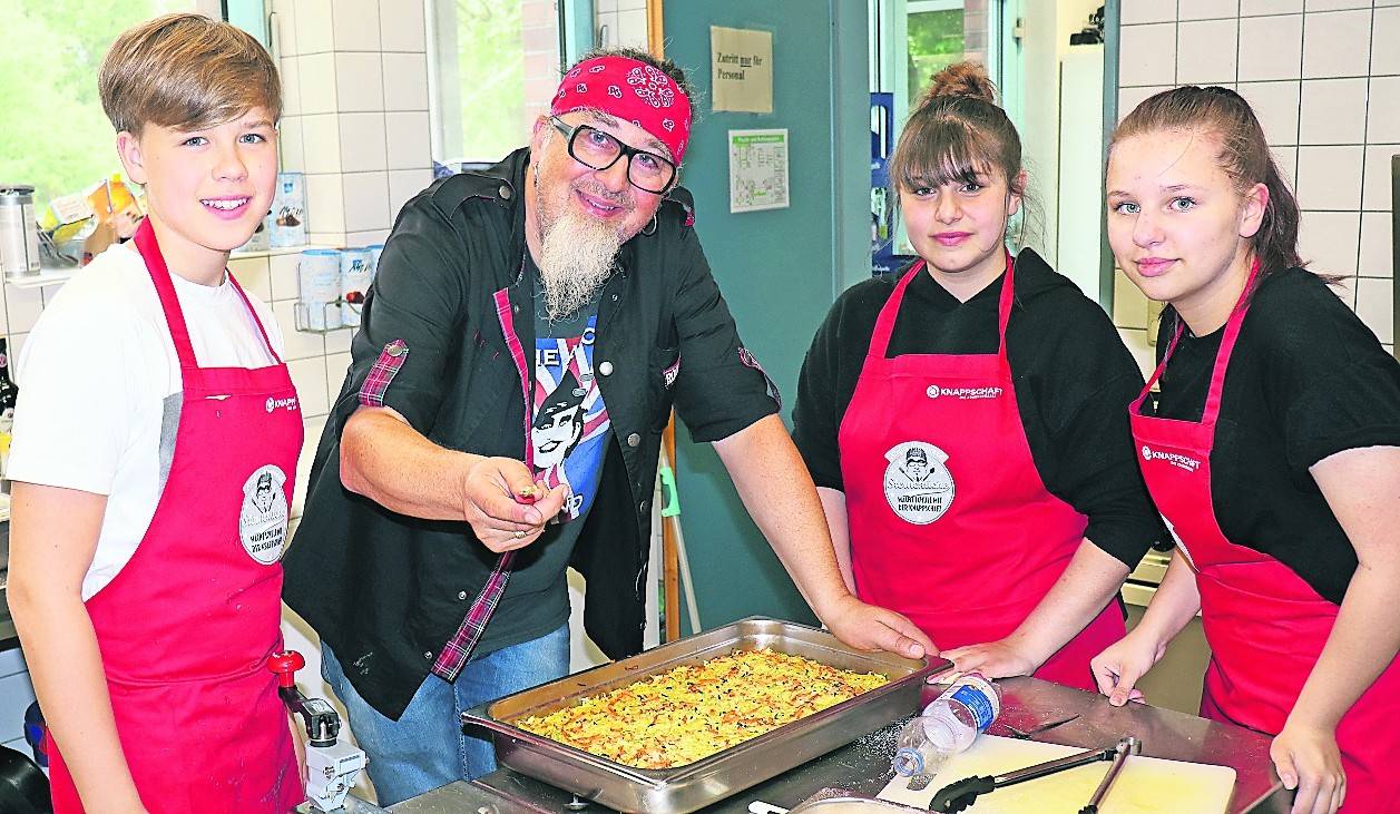 Sternekoch Stefan Marquard lobte die Gesamtschüler wie Zenra Yazici, Leenke Horny und Jonas Marci für ihren Einsatz: „Die sind so super, die würde ich am liebsten alle adoptieren.“