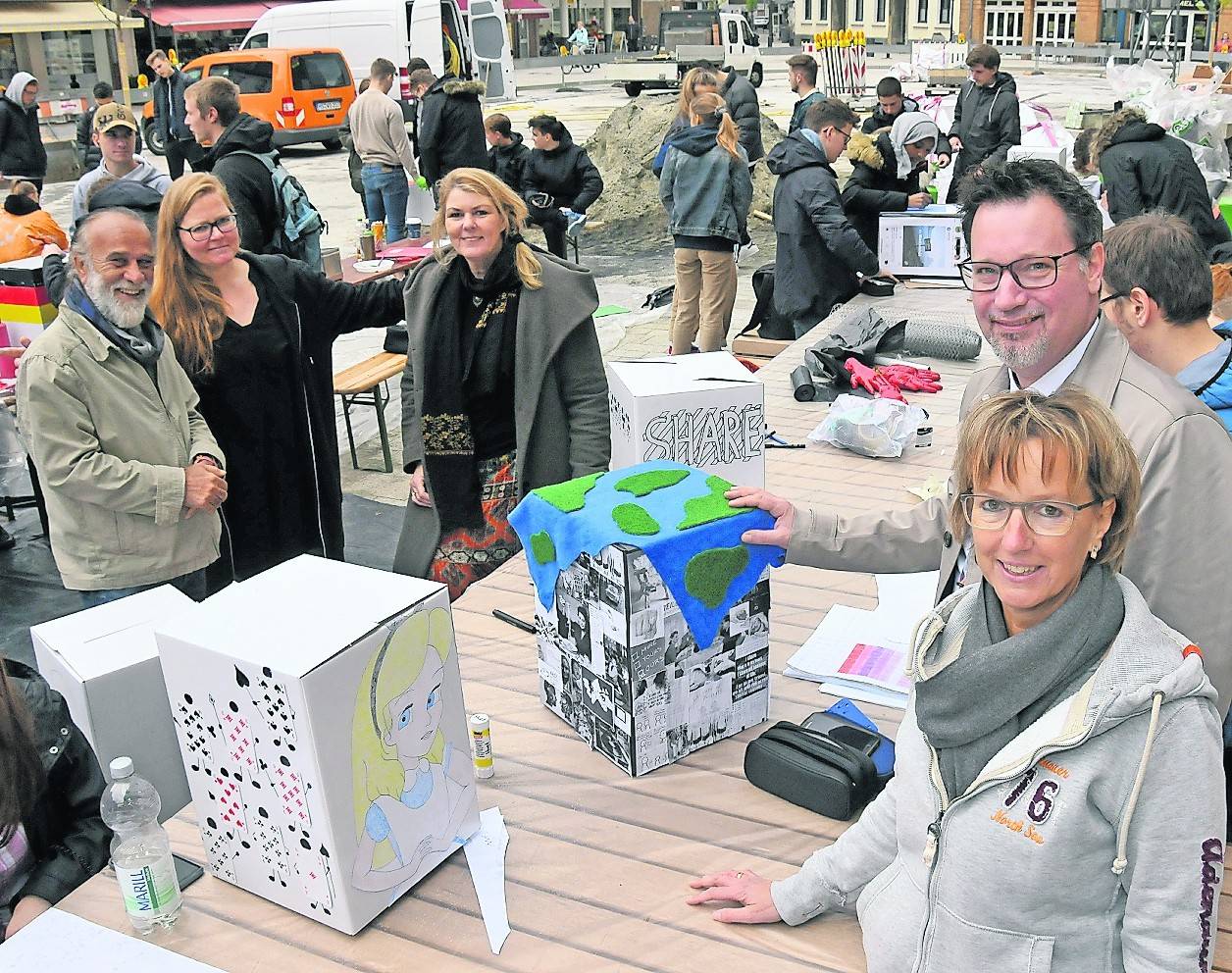  Haben die kreativen Schüler unterstützt (links): Künstler Waleed Ibrahim, Lehrerin Pia Hüttenwirth und Künstlerin Beate Krempe. Begeistert von der Kreativität der Schüler waren (rechts) Citymanagerin Christel Holter und der Technische Beigeordnete der Stadt Willich, Gregor Nachtwey. 