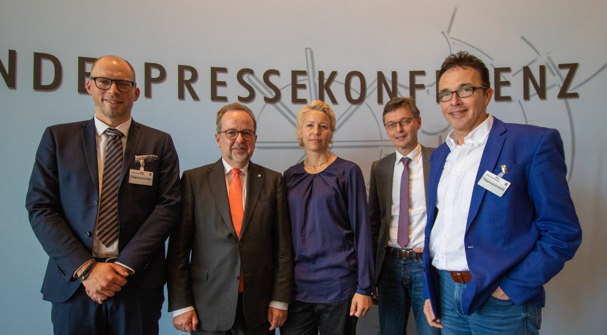  Prof. Dr. Martin Kment, Landrat Dr. Ansgar Müller, Simone Spiegels (Bündnis Niederrheinappell), Bürgermeister Harald Lenßen (Neukirchen-Vluyn), Bürgermeister Prof. Dr. Christoph Landscheidt (Kamp-Lintfort) bei der Landespressekonferenz. 
