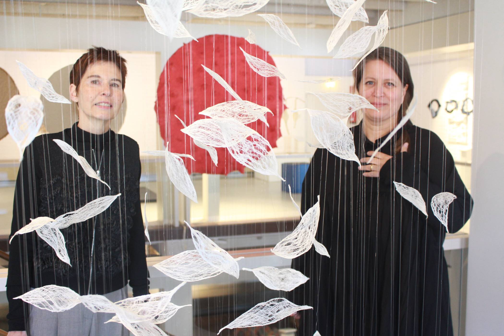 Fallende Blätter: Museumsdirektorin Dr. Annette Schieck (r.) und ihre Stellvertreterin Dr. Isa Fleichmann-Heck sind fasziniert von der Leichtigkeit, die die Stoffkunst der Japanerin Miki Nakamuare vermittelt. Ein Hauch von Asien im Deutschen Textilmuseum Linn.