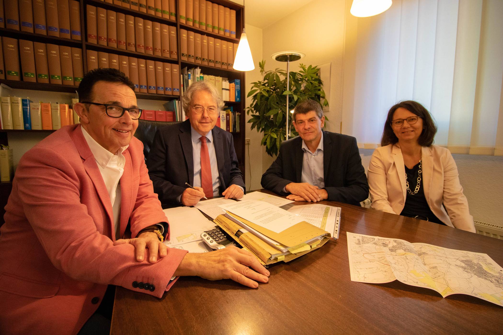 Bürgermeister Prof. Dr. Christoph Landscheidt, Notar Dr. Dietmar Fischer, Herbert Häner (Niederrheinbahn GmbH), Jutta Kopp (RAG) bei der Vertragsunterzeichnung.