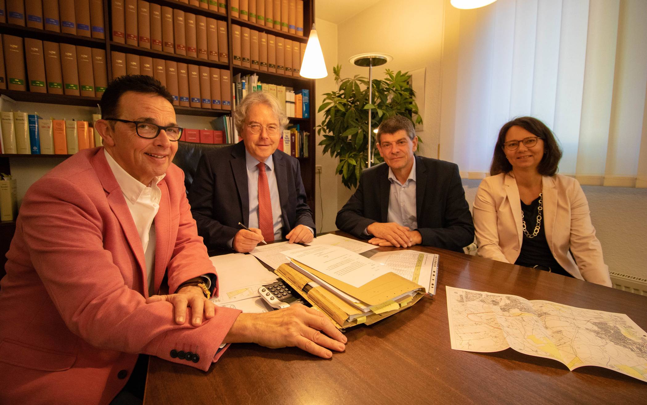 Bürgermeister Prof. Dr. Christoph Landscheidt, Notar Dr. Dietmar Fischer, Herbert Häner (Niederrheinbahn GmbH), Jutta Kopp (RAG) bei der Vertragsunterzeichnung.