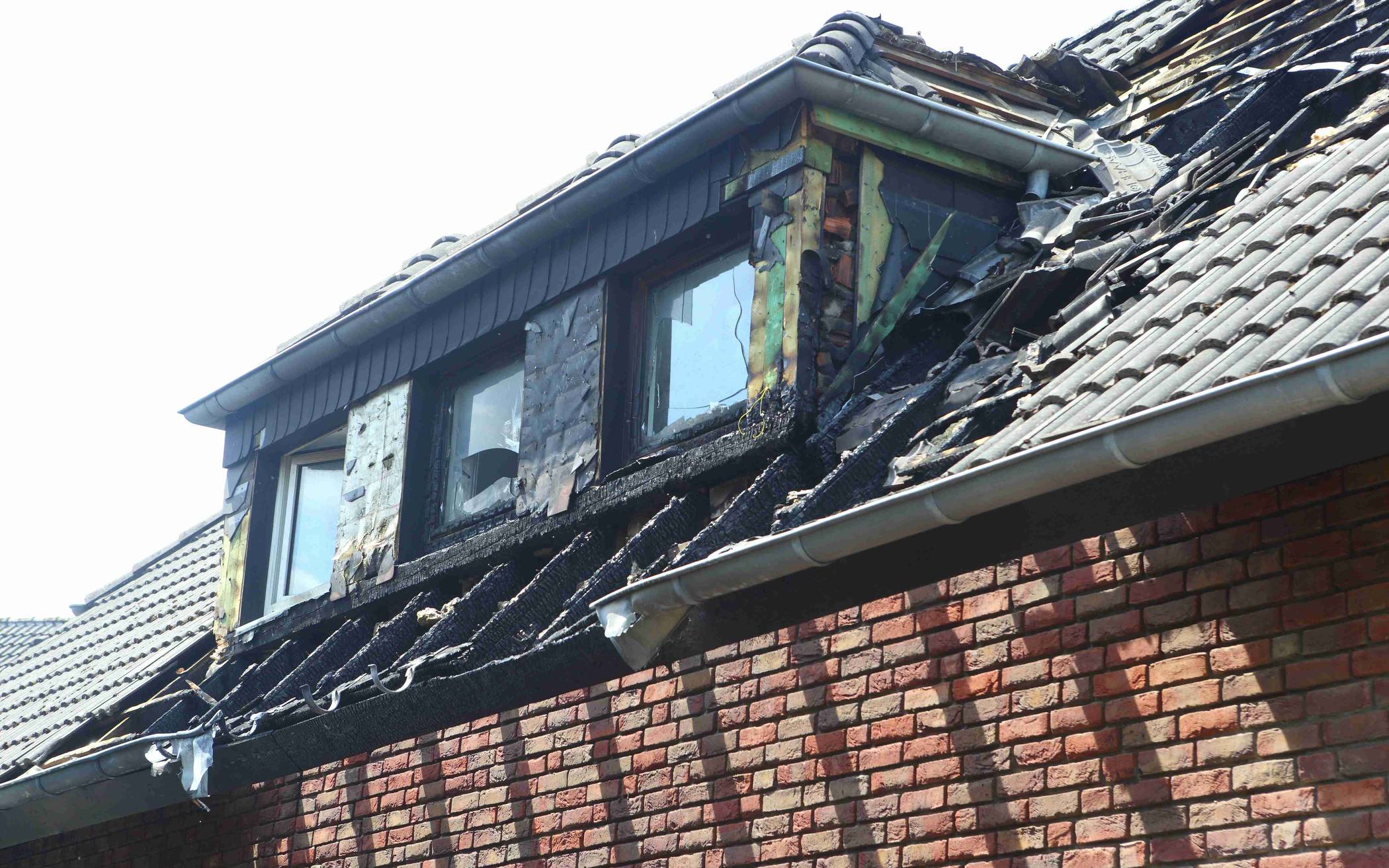 Brennendes Auto entzündet Dachstuhl