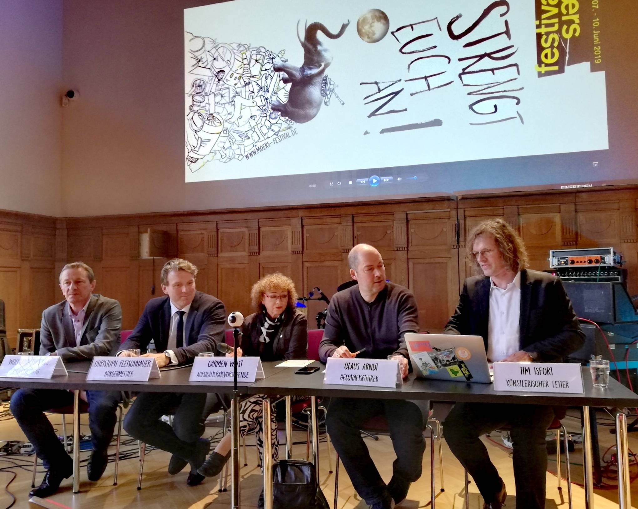 Kulturdezernent Wolfgang Thoenes, Bürgermeister Christoph Fleischhauer, Aufsichtsratvorsitzende Carmen Weist, Geschäftsführer Claus Arndt und der künstlerische Leiter Tim Isfort im Alten Landratsamt.