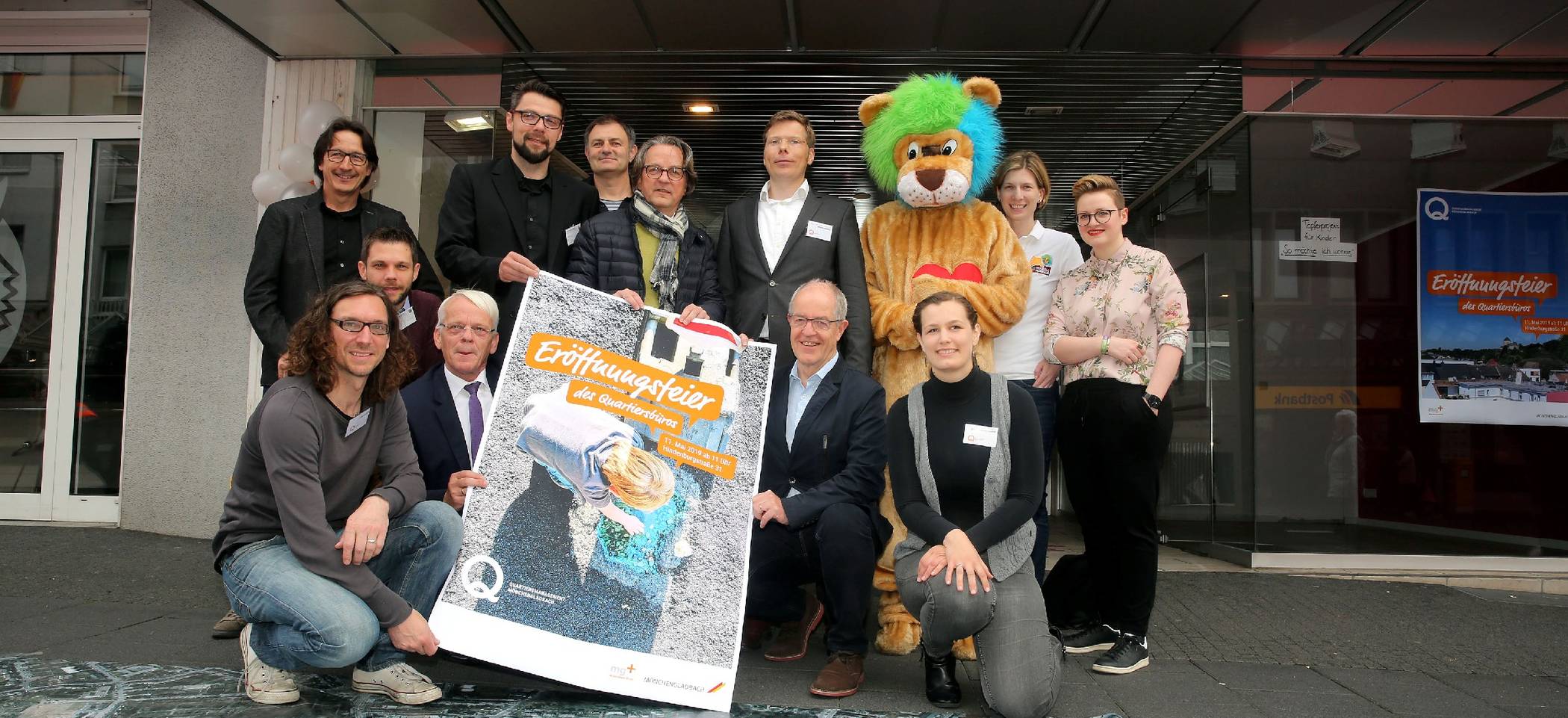 Gemeinsam mit Oberbürgermeister Hans Wilhelm Reiners und Quartiersmanager Frank Jessen und vielen weiteren Gästen wurde das neue Quartiersbüro an der Hindenburgstraße offiziell eröffnet.