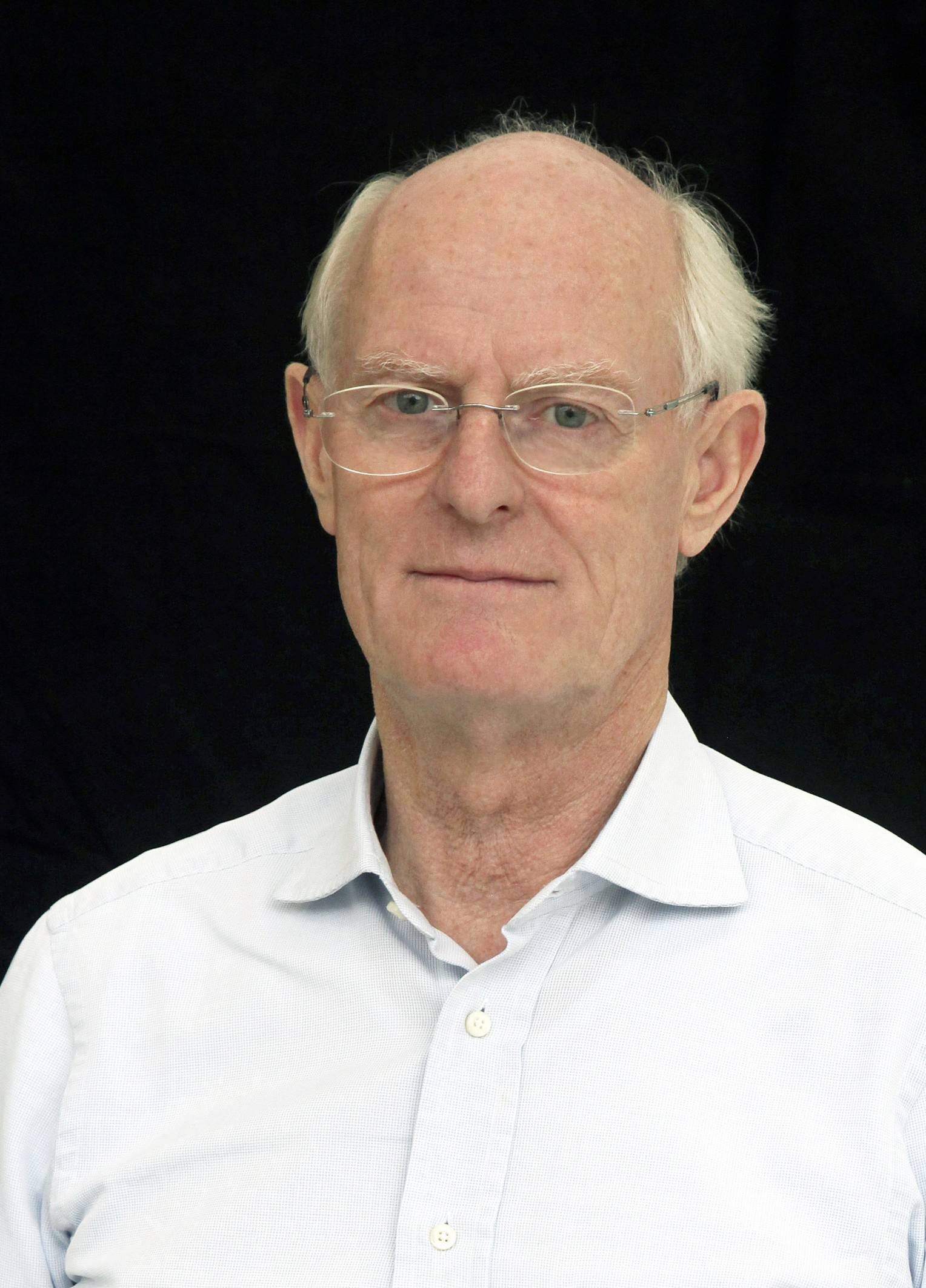  Links Tony Cragg, rechts eine der typischen Arbeiten des Künstlers, die Skulptur „Mean Average #17“. 