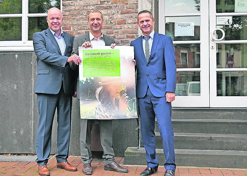 Bürgermeister Michael Pesch (r.) freut sich über die dritte Auflage des innogy Klimaschutzpreises.