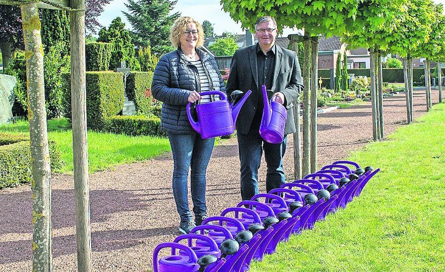  Dagmar Buchholz, Inhaberin der Friedhofsgärtnerei Küskens, mit Bürgermeister Kalle Wassong. 