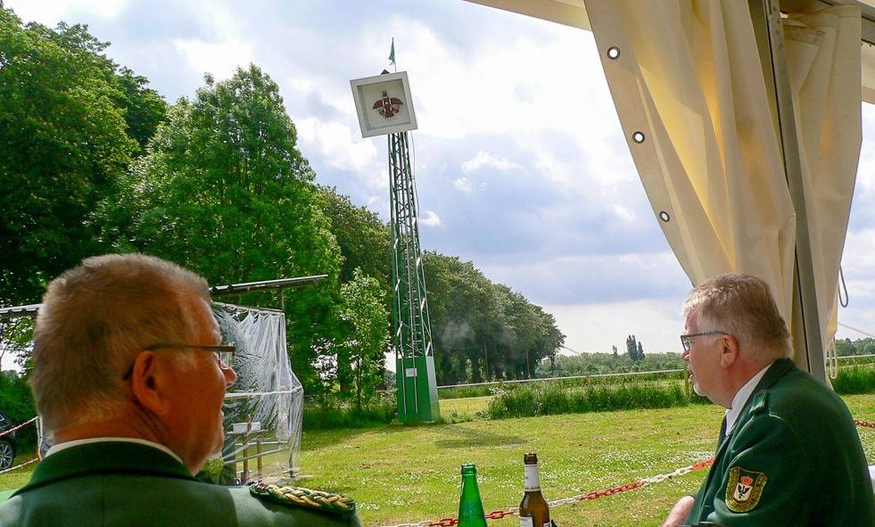 Am 18. Mai wird der Schießstand auf der Dorfwiese in Baerl wieder im Mittelpunkt stehen. Wer holt den Holzvogel dieses Mal vom Himmel und wird neuer Kaiser der Bürgerschützengesellschaft Baerl?