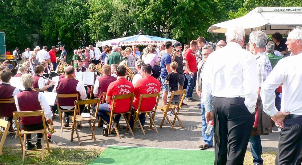  Volksfest in Baerl: Zum Kaiserschießen versammeln sich zahlreiche Bürgerinnen und Bürger bei Speis und Trank sowie Musik auf der Dorfwiese.    