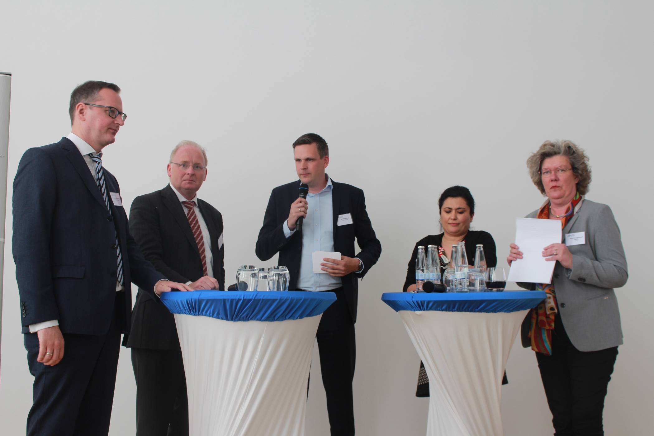  Nachdenkliche Mienen: Diskussionsleiter Jan Hildebrand (Mitte) sprach vor allem ökonomische Themen an und ordnete die europäischen Probleme in das Weltgeschehen ein. Dazu nahmen die rheinischen Kandidaten für die EU-Wahl Stellung (v.l.): Dr. Stefan Berger für die CDU, Dr. Michael Terwiesche für die FDP, Nilab Fayaz für die Grünen und Petra Kammerevert für die SPD. 