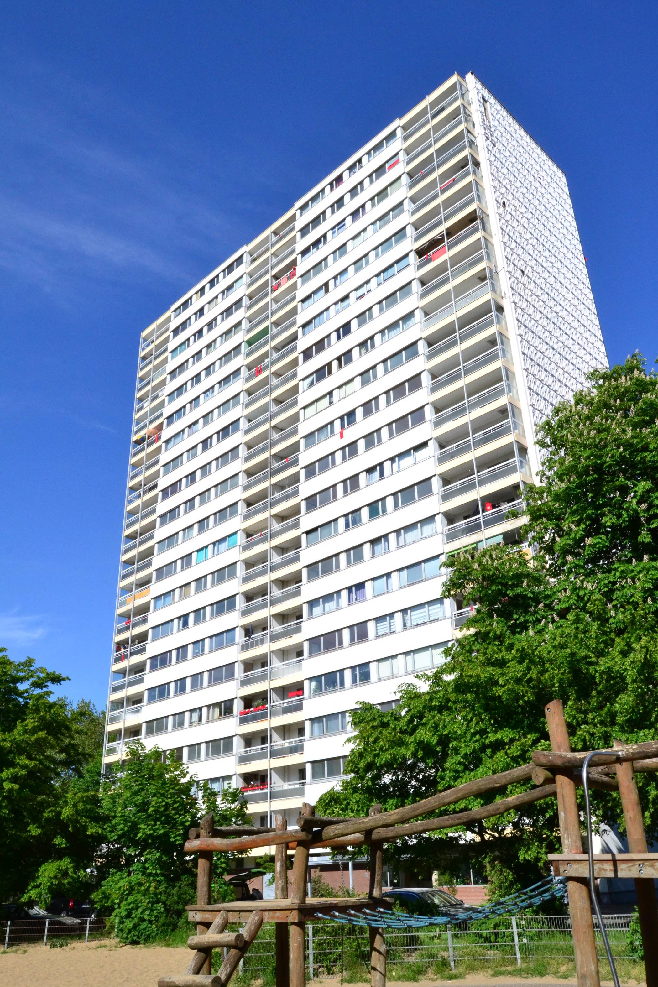  Der „Weiße Riese“, Ottostraße 54-56, mittlerweile auch im Besitz der Stadt Duisburg, soll bis Ende 2019 leergezogen und 2020 gesprengt werden. Dagegen formiert sich Widerstand, aus Ermangelung an Ersatzwohnraum im Bezirk. 