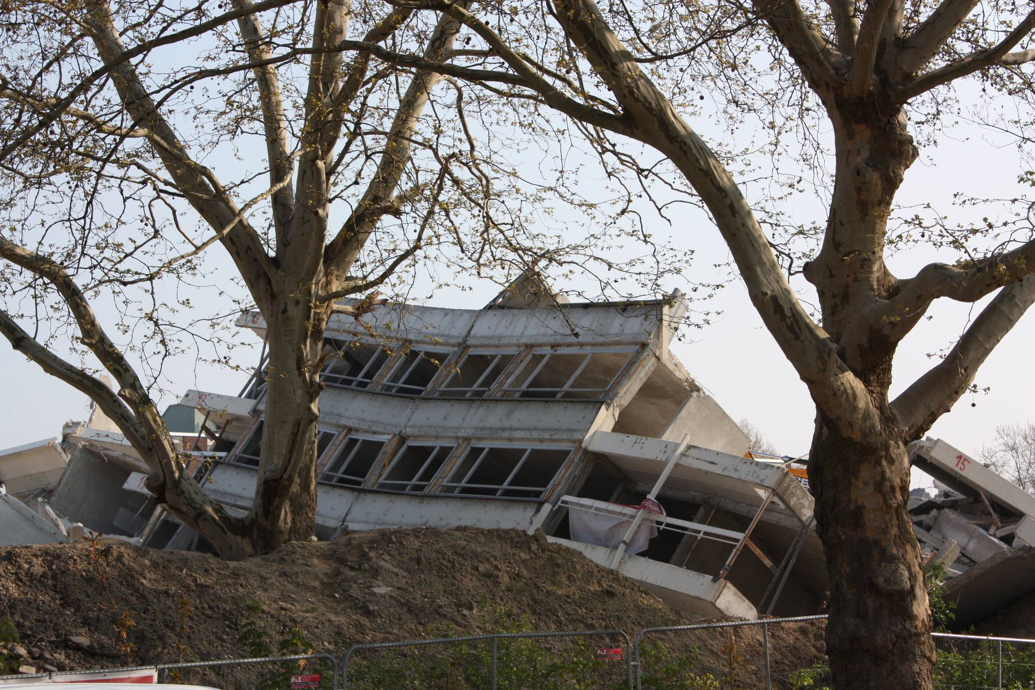  Die Reste des ersten gesprengten „Weißen Riesen“, Friedrich-Ebert-Straße 10-16, in Hochheide werden aktuell noch beseitigt. 