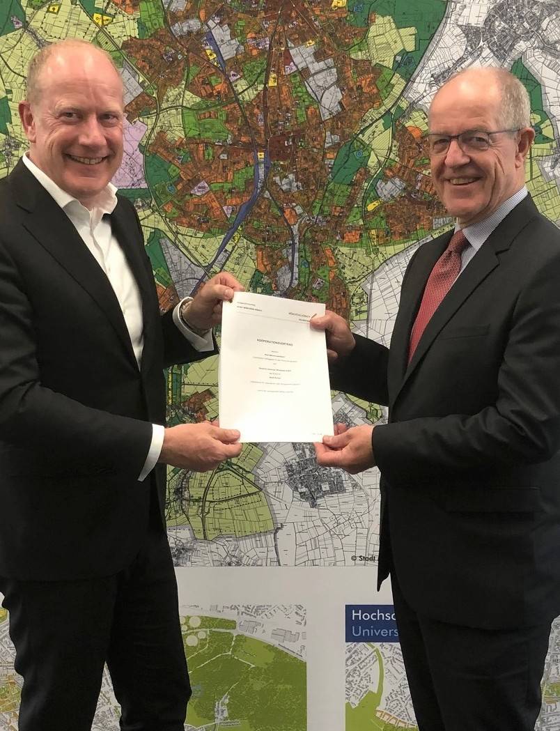 Gemeinsam mit Peter Kamphuis von Deutsche Glasfaser (l.) informierte Oberbürgermeister Hans Wilhelm Reiners über den Breitbandausbau in Mönchengladbach.