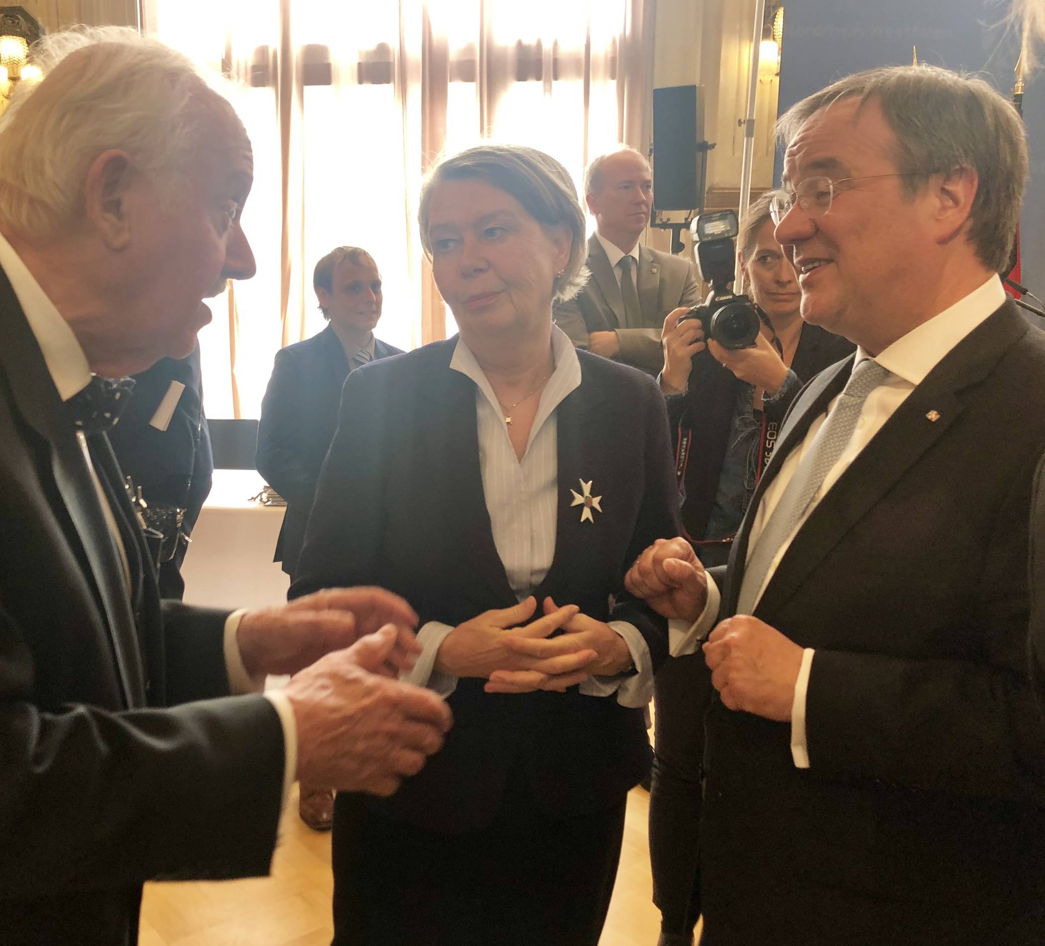 NRW-Ministerpräsident Armin Laschet (r.) im Gespräch mit Annette und Ernst Jansen-Winkeln.