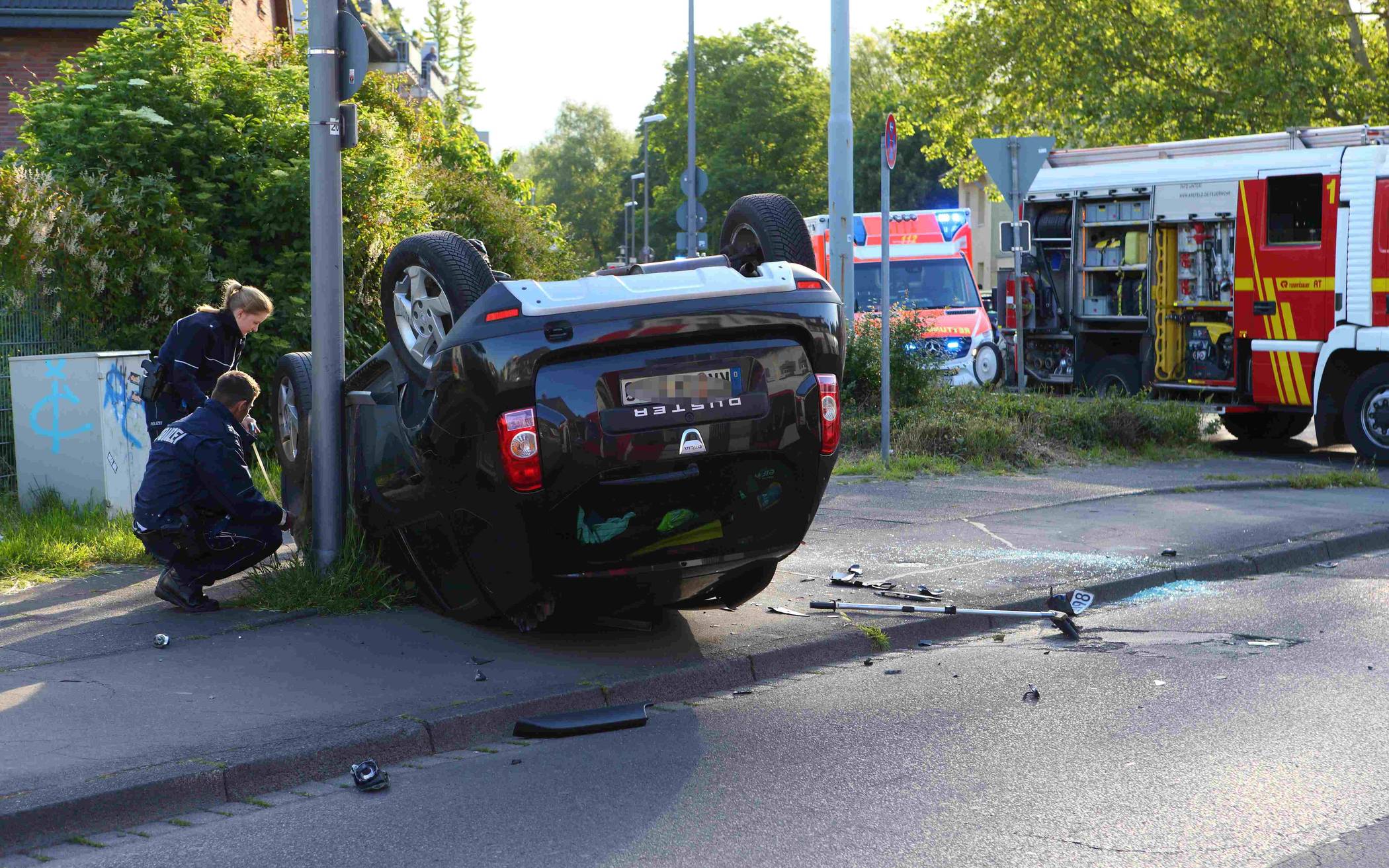 Auto rutscht auf dem Dach Richtung Haltestelle