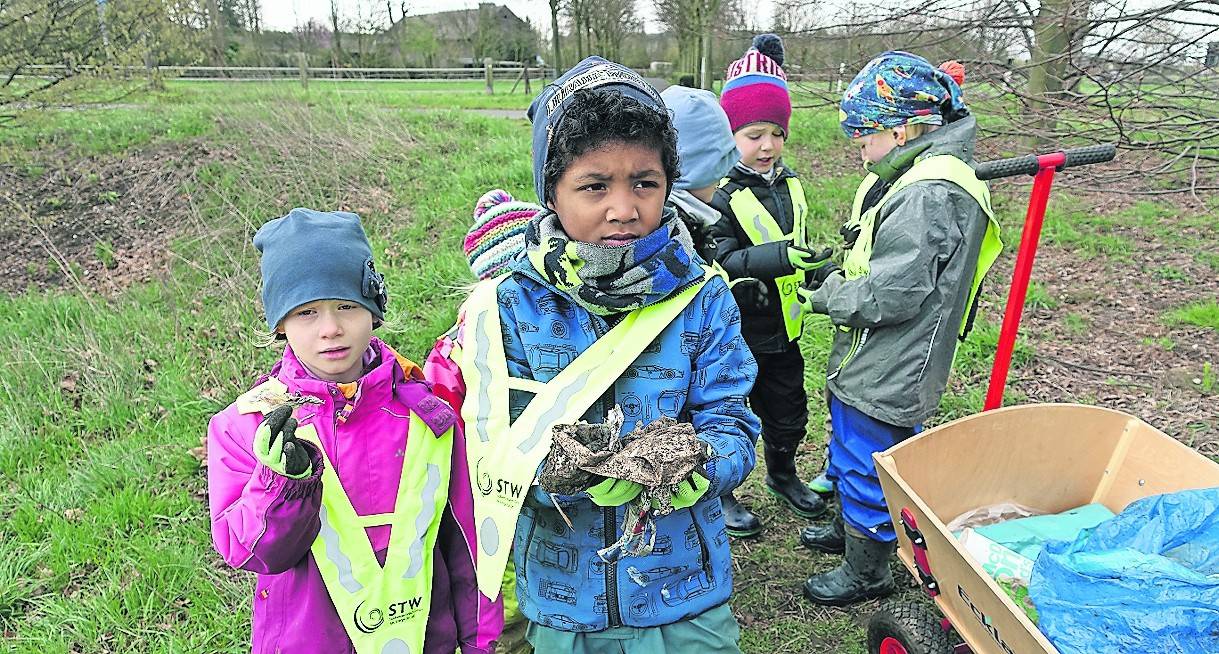  Zwei große Säcke voll Müll sammelten die „Glückskinder“ in der freien Natur im Umfeld ihres Kindergartens am Hundspohlweg. 
