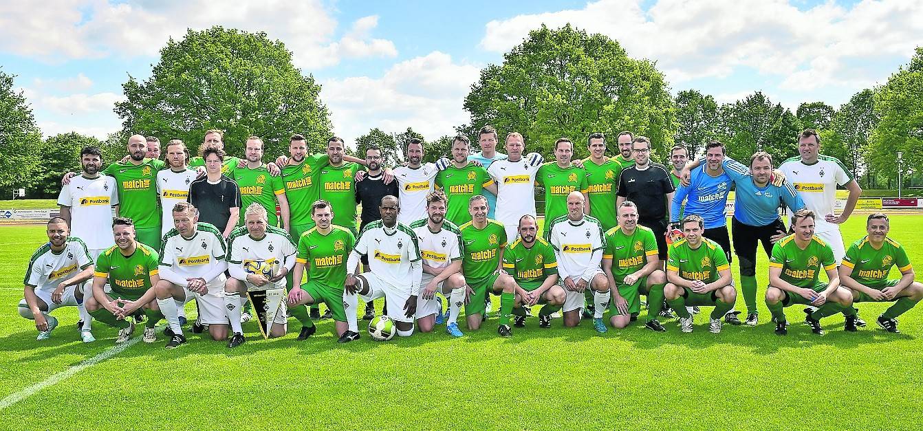  Ehemalige Fußball-Idole der Borussia spielten am Sonntag im Sport- und Freizeitzentrum in Willich gegen eine Auswahl von VfL Willich-Größen der letzten 20 Jahre. Die Traditionsmannschaft des Fußball-Bundesligisten VfL Borussia Mönchengladbach konnte das Spiel gegen die VfL Willich All Stars klar mit 11:3 Toren für sich entscheiden. Allerdings mussten die Spieler der Weisweiler-Elf zunächst einmal einem 1:2 Rückstand hinterherlaufen. Einmal in Führung behielten sie aber das Heft des Handelns in der Hand und die Tore fielen im Minutentakt. Die Partie stellte einen der sportlichen Höhepunkte im Zuge der Feierlichkeiten zum 100-jährigen Geburtstag des DJK VfL 1919 Willich dar. 