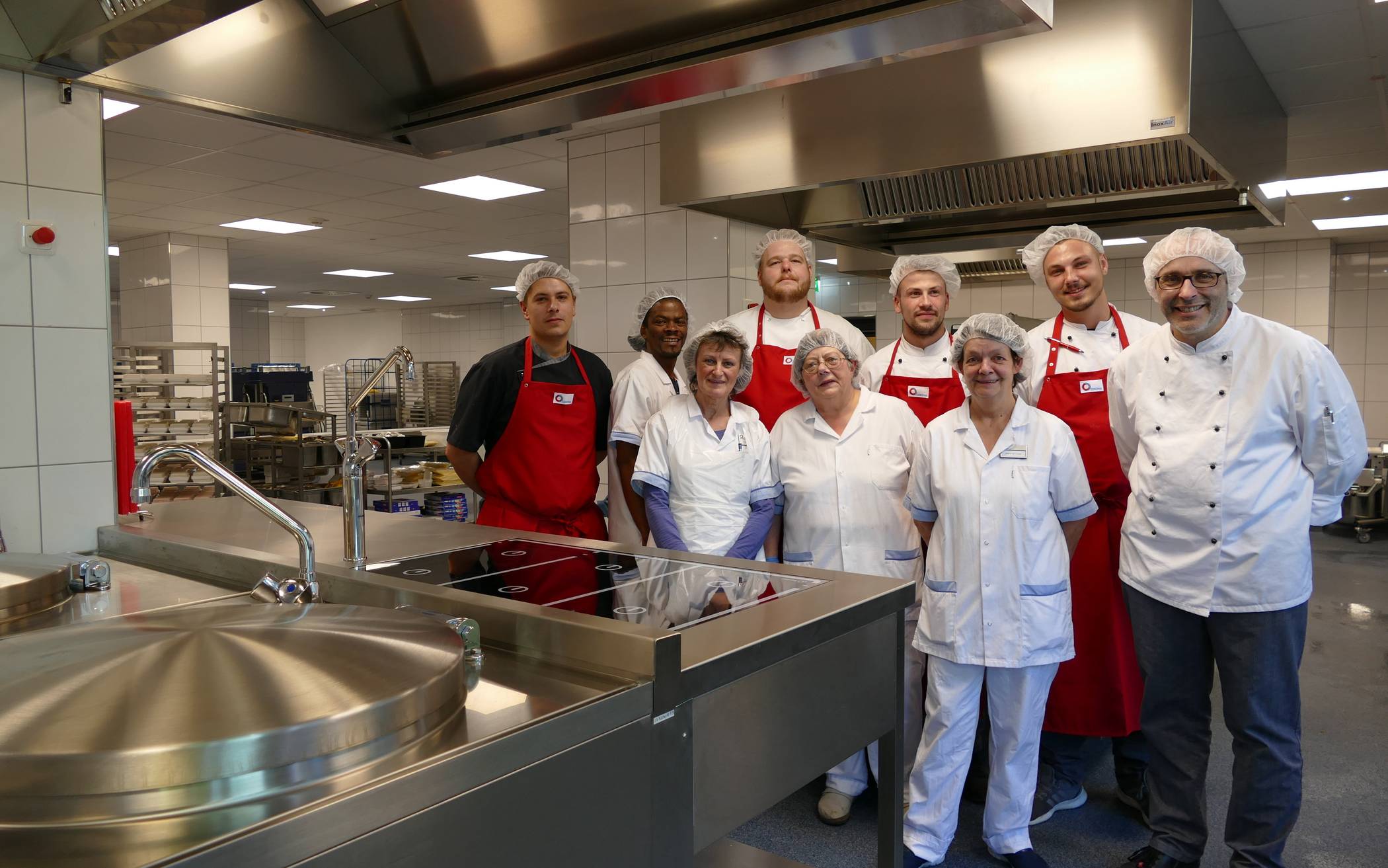 Das Küchenteam im Johanniter-Krankenhaus Rheinhausen hat kürzlich die neue Küche in Betrieb genommen.