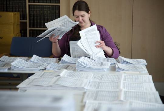 Sortieren, zählen, verschicken – die Volksinitiative „Straßenbaubeitrag abschaffen“ bringt hohen Aufwand mit sich.
