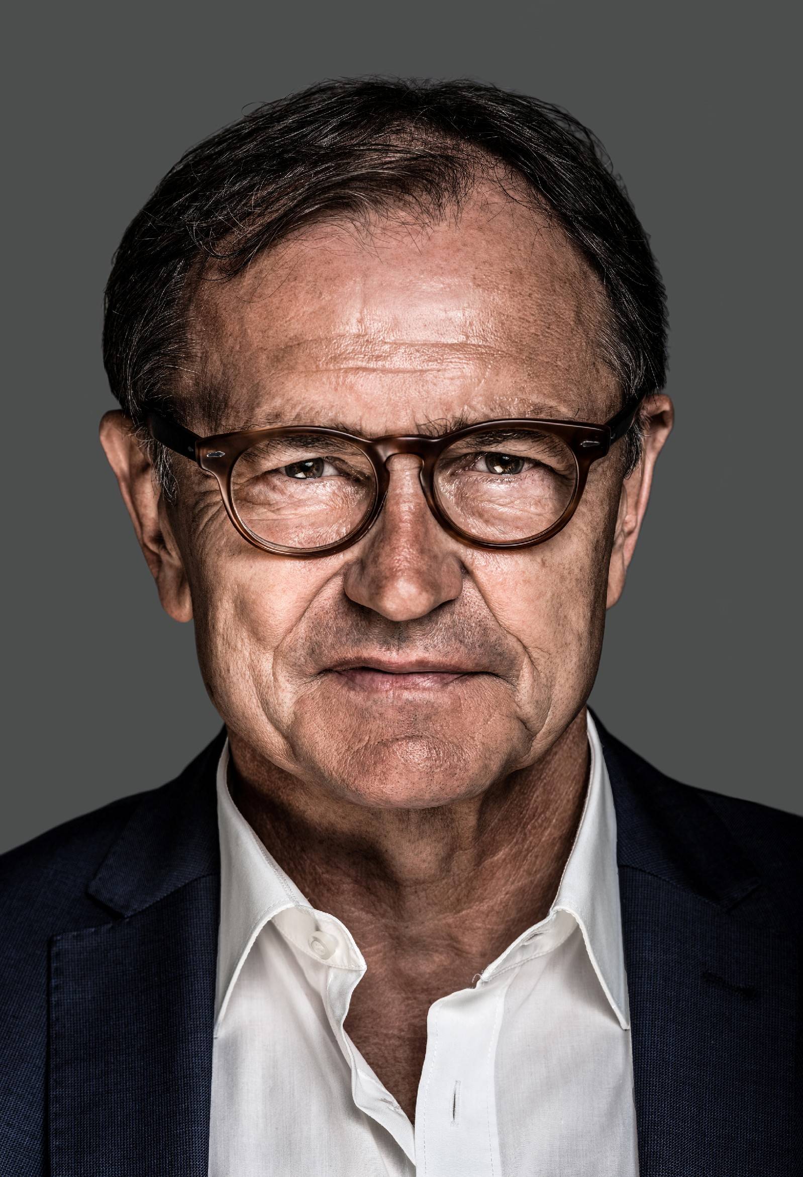  Am Samstag, 18. Mai, ist Ewald Lienen um 11 Uhr in der Mayerschen Buchhandlung auf der Hindenburgstraße und signiert sein Buch. 