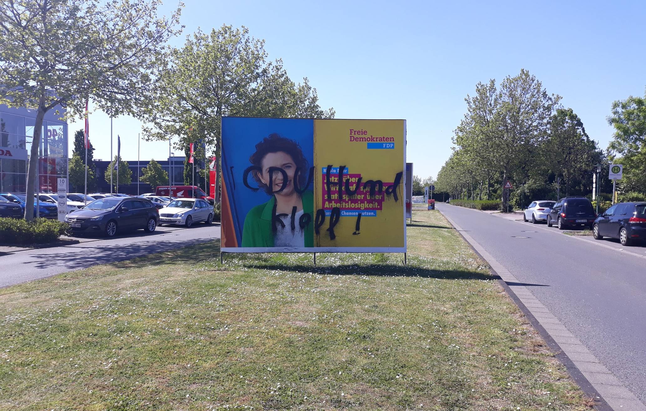 Zahlreiche Plakate der Parteien wurden in Willich verschmiert.