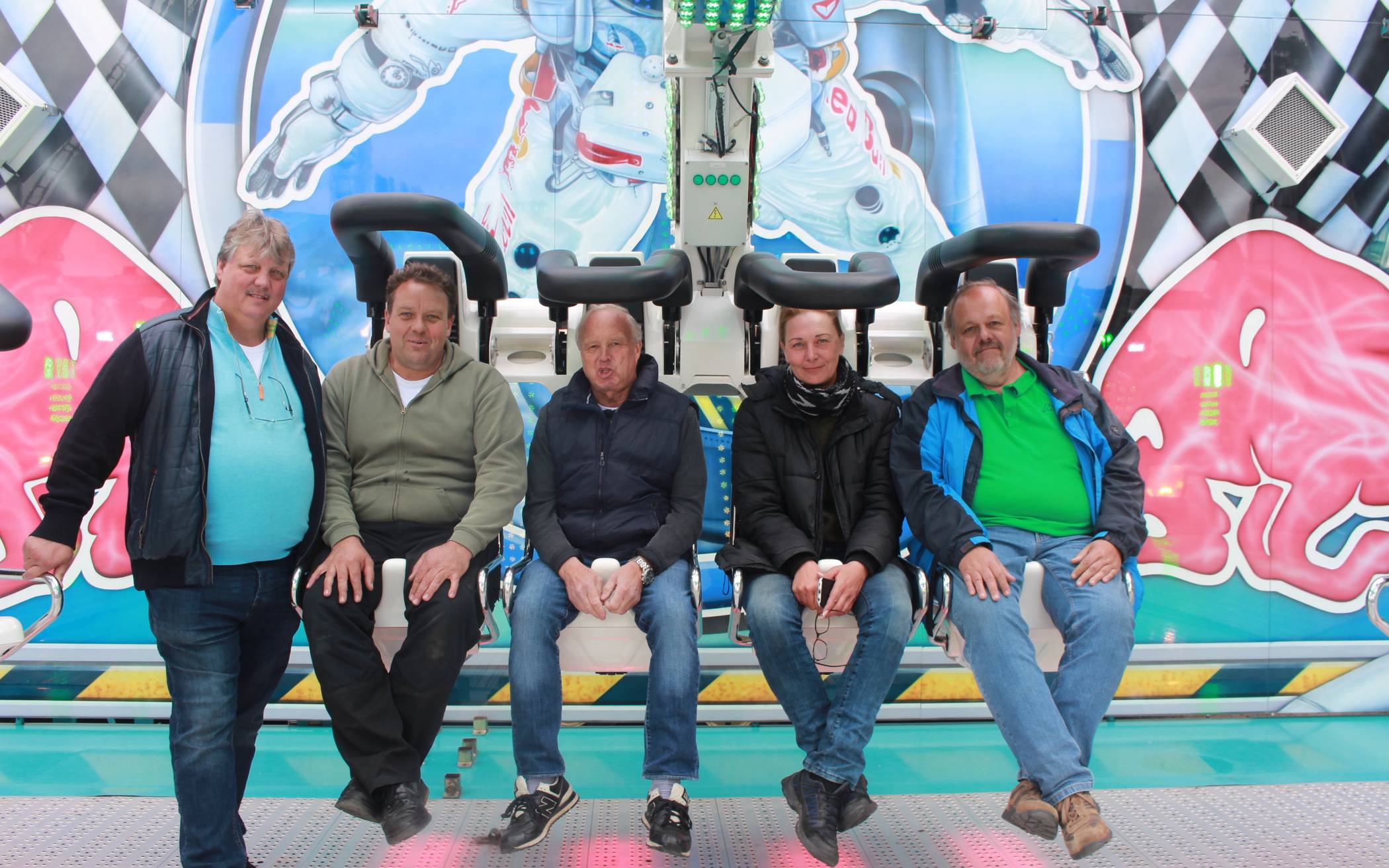 Probesitzen: „G-Force“-Betreiber Josef Kollmann (2.v.l.) lud