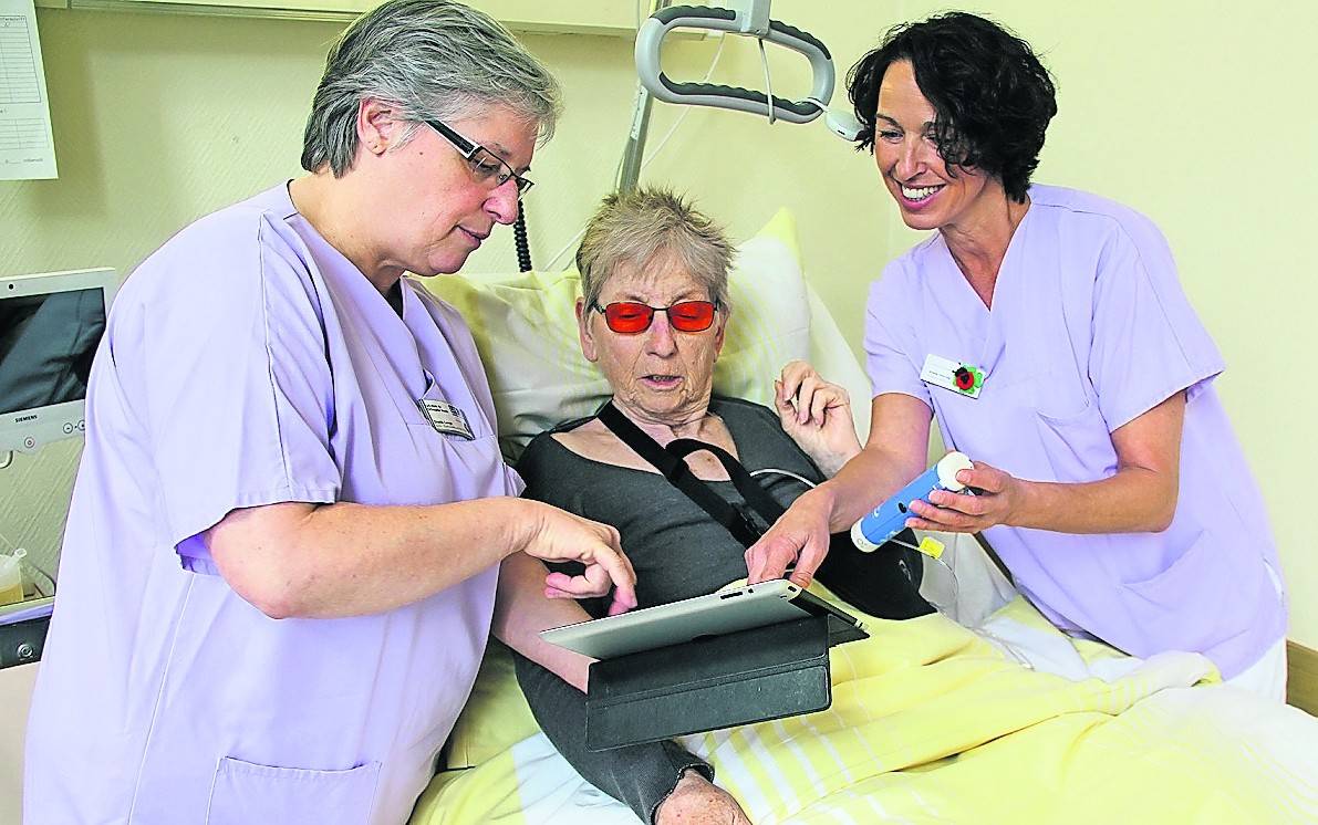 Gisela Lange (l.) und Ursula Gehring (r.) auf Akutschmerzdienst-Visite bei Patientin Inge Lücke.
