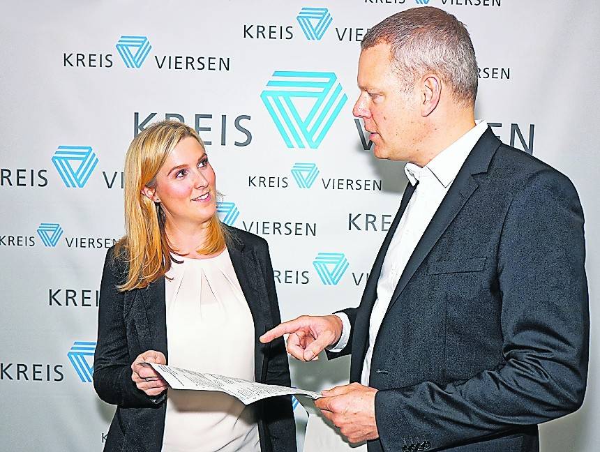  Landrat Dr. Andreas Coenen und Vivien Packheiser, Koordinatorin der Wahl im Kreis Viersen, mit dem Stimmzettel zur Europawahl. 