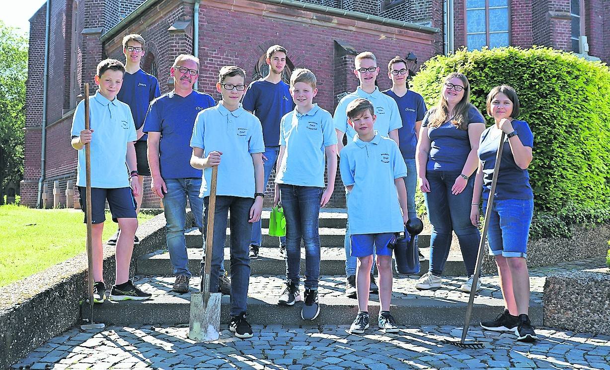 Im Rahmen der Aktion „Wir helfen!“ jätet die Messdienergemeinschaft St. Laurentius Elmpt Unkraut, gießt die Blumen oder schenkt Zeit.