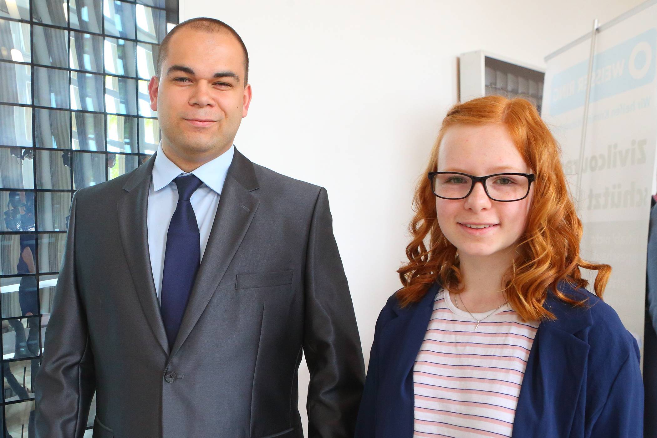  Zoe Karg und Marc Selimi, zwei Krefelder Bürger, die für ihre Zivilcourage ausgezeichnet wurden. 