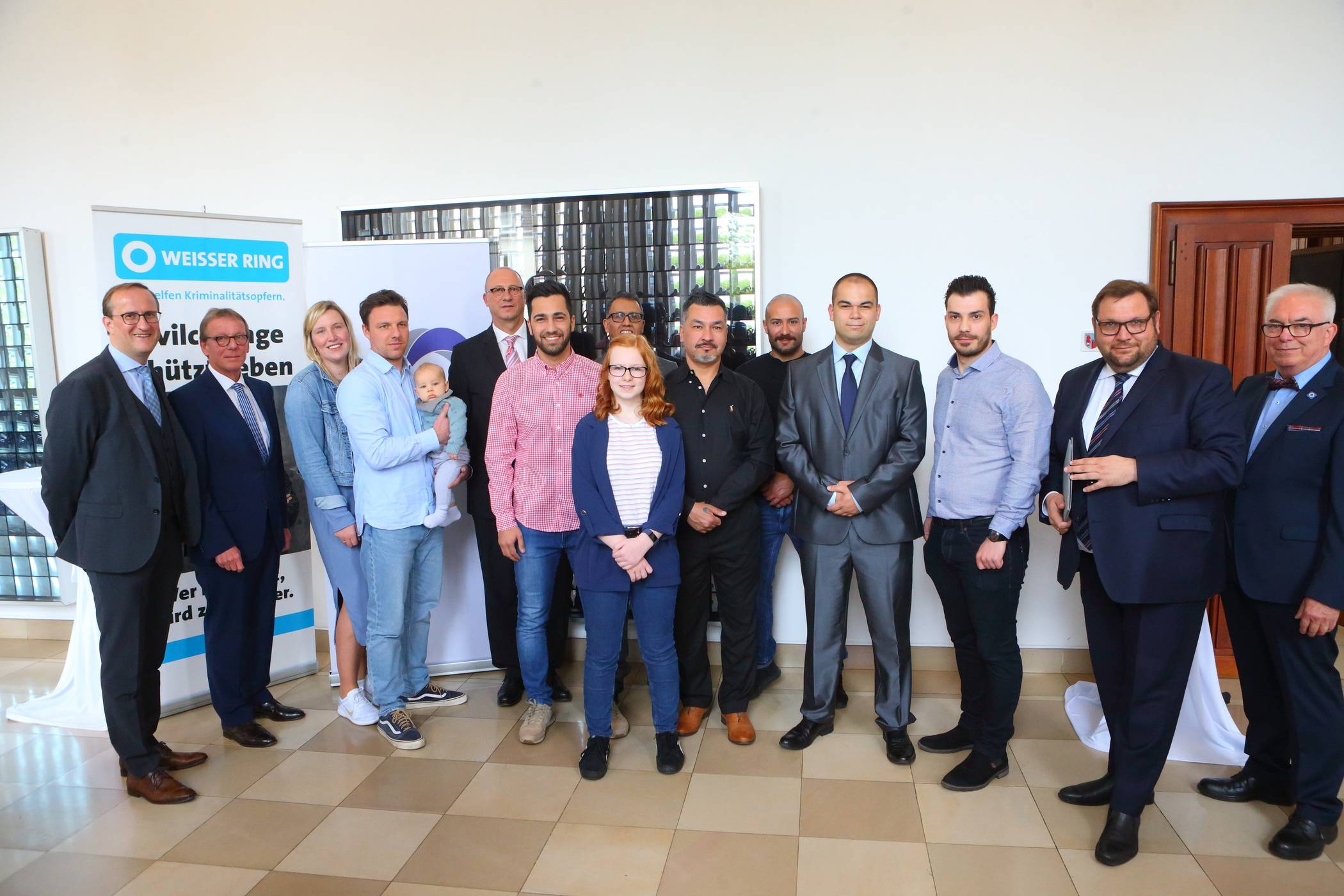  OB Frank Meyer (2.v.r.) begrüßte neben Rainer Furth (Polizeipräsident), Thorsten Hansen (l., Gesellschaft Bürger und Polizei) und Walter Domröse (r., Weißer Ring) vor allem die acht Krefelder, die für ihre Zivilcourage ausgezeichnet wurden, im Rathaus. 