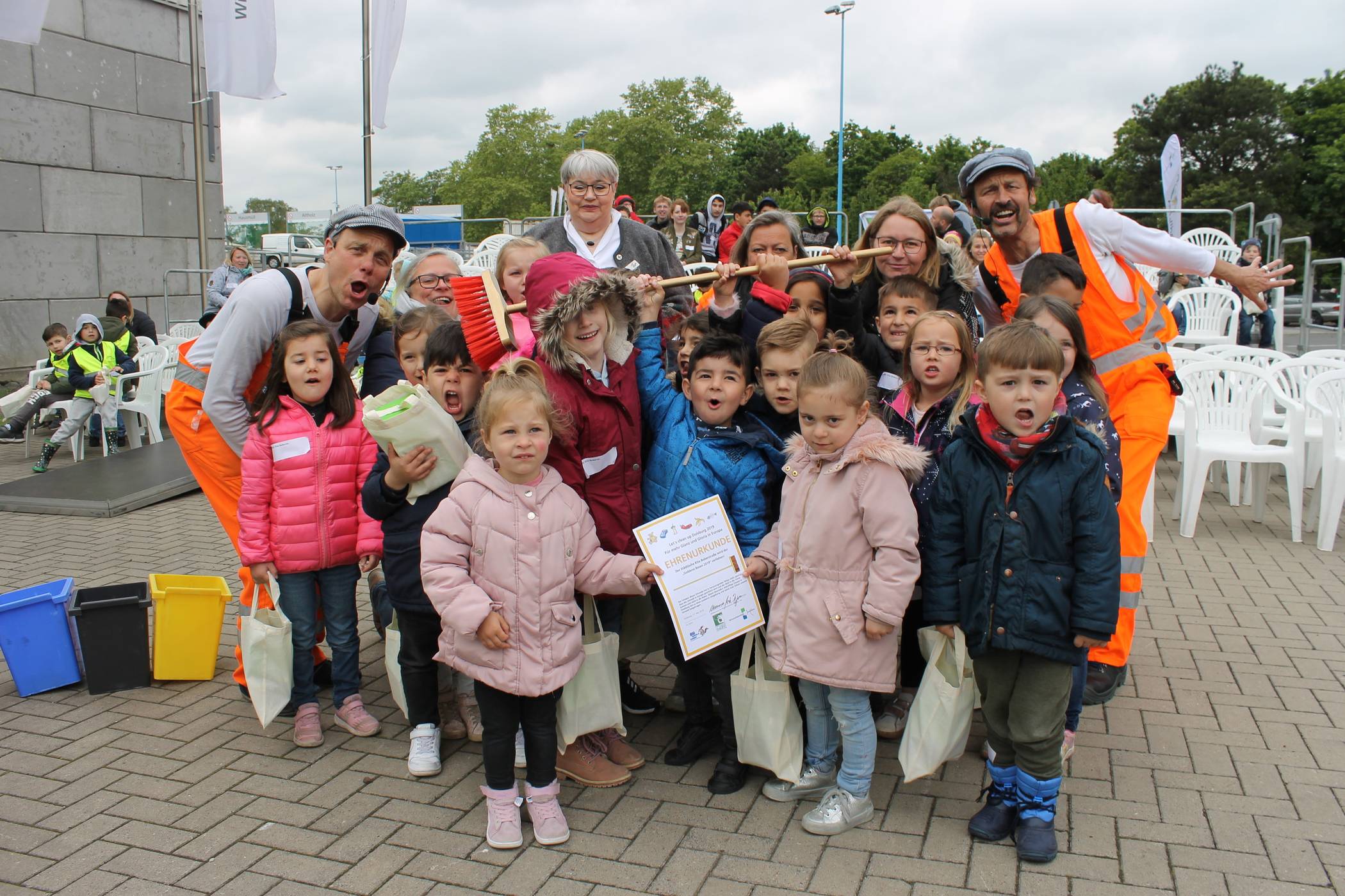 Monika Scharmach, stellvertretende Vorsitzende der Offensive für ein Sauberes Duisburg, bedankte sich bei den fleißigen Helfern für die  Aufräumarbeiten.
