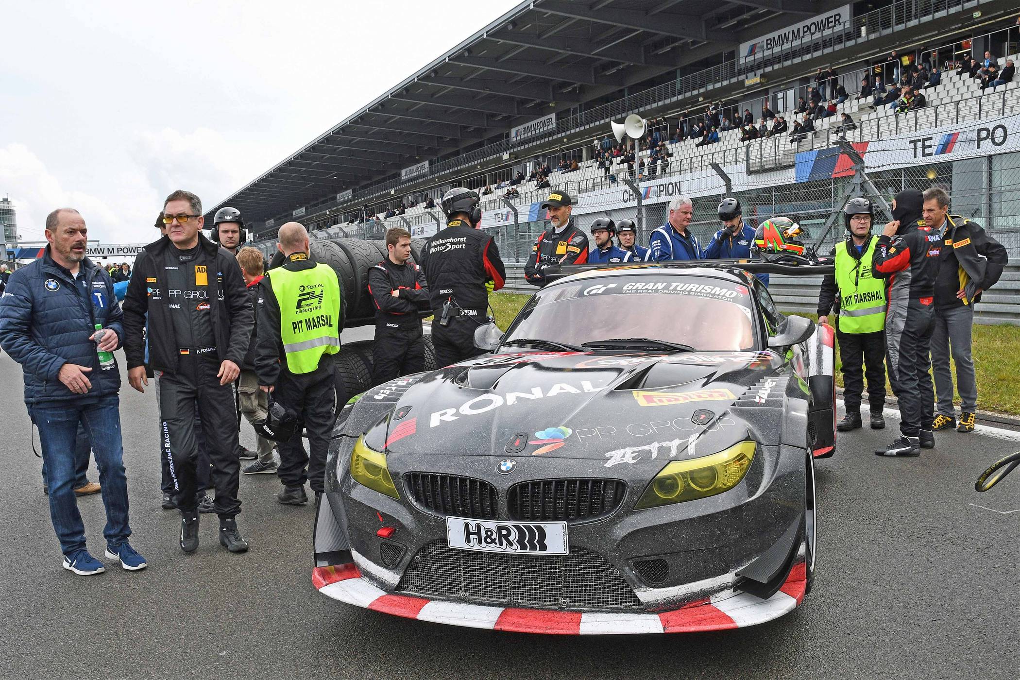  „Team Speedline“ des Wahlduisburgers Peter Posavac (2.vl) in der Startaufstellung. 