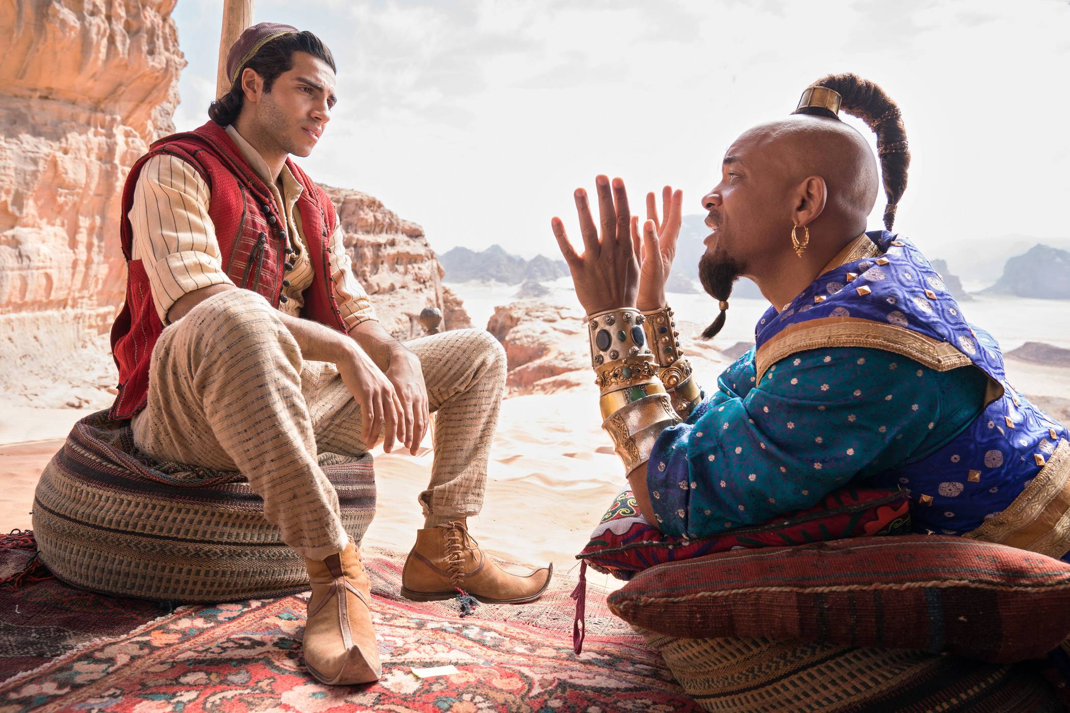  Drei Wünsche hat der Dieb Aladdin (Mena Massoud, l.) beim Flaschengeist (Will Smith) frei.  
