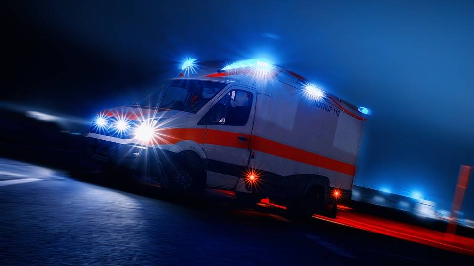 In Auto gekracht und vor Anhänger geschleudert: Betrunkener baut Unfall - Beifahrerin schwer verletzt