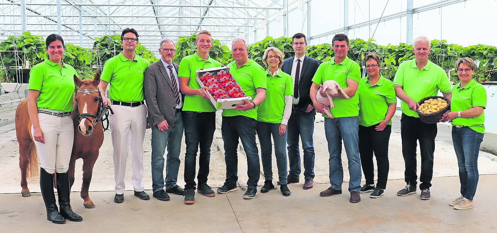 Vertreter der Kreisbauernschaft (3.v.l. und 5.v.r.) freuen sich mit dem Reiterhof Siemes, Frucht Janssen, Familie Rauen und dem Drößerhof auf die Viersener Höfetour am kommenden Sonntag.