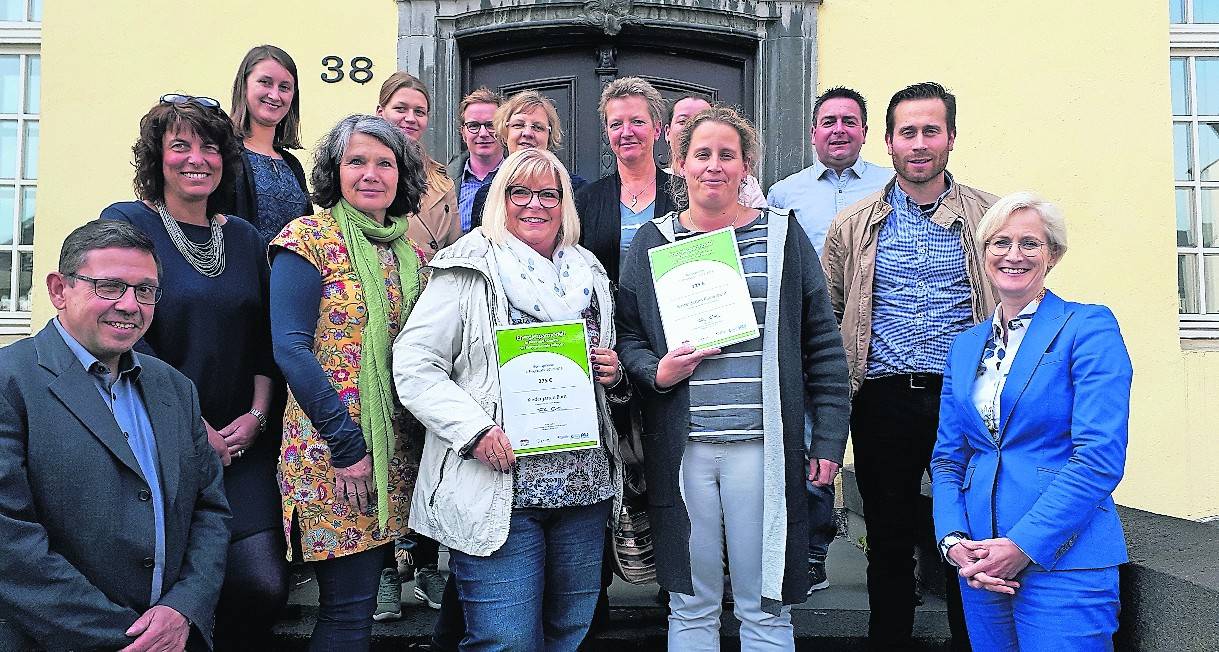  Die Beeseler Bürgermeisterin Petra Dassen (r.) übergab die Urkunden an Vertreter der Einrichtungen. 
