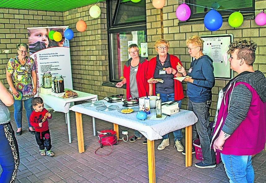 Die fleißigen Helferinnen hatten mit Kaffee und heißen Waffeln für einen entspannten Nachmittag gesorgt.