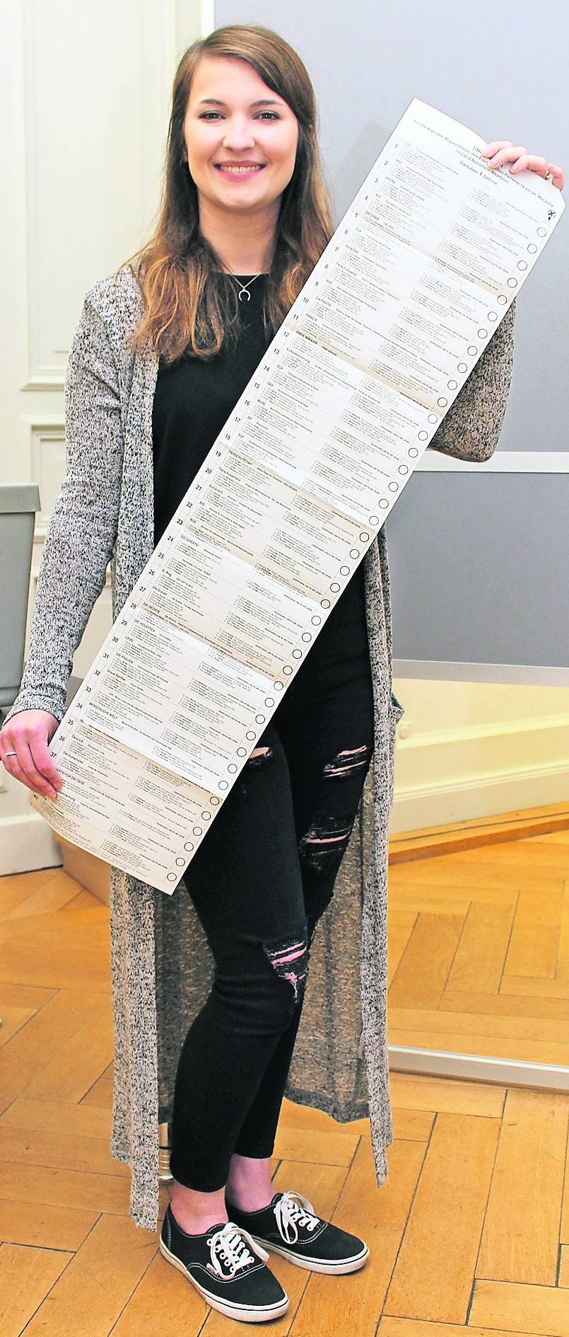  Natalie Dymowski-Schmitz, Mitarbeiterin der Stadt Willich, im Briefwahlbüro im Schloss Neersen, zeigt den 98 Zentimeter langen Wahlzettel mit den 40 Wahlvorschlägen. 