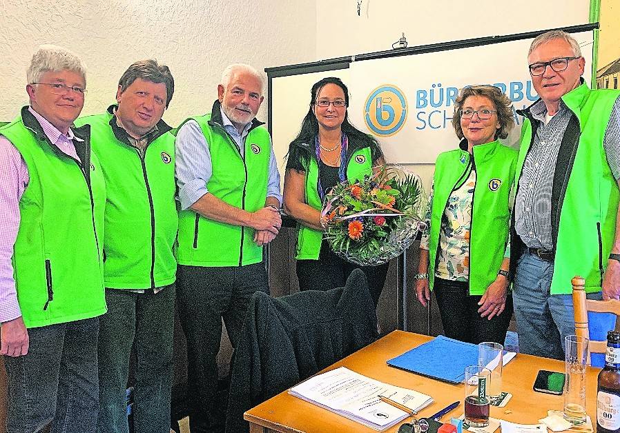  Der Vorstand des Bürgerbusvereins Schiefbahn mit den neuen Jacken und Geschäftsführerin Patricia Ohlenforst-Jakobi. 