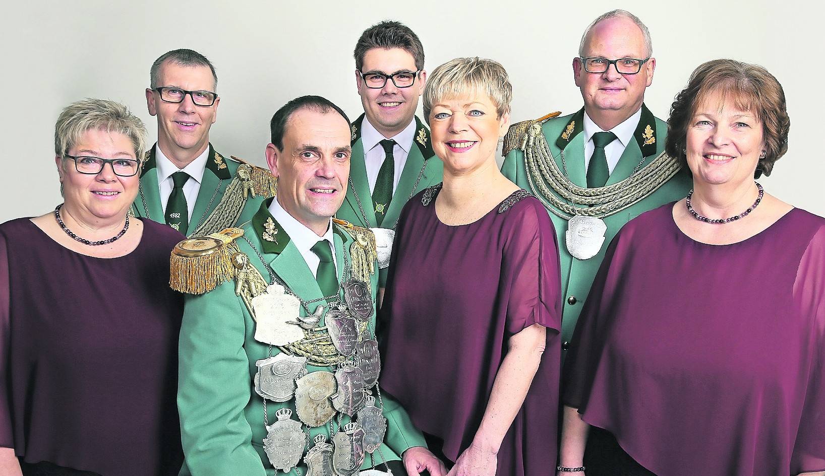  Das Königshaus der Kapeller Schützen (von links): das 1. Ministerpaar Claudia und Eric Stegmann, Königspaar Dirk Draschan und Karin Schaath, im Hintergrund dazwischen Königsoffizier Leon Draschan sowie das 2. Ministerpaar Erik und Martina Frey. 