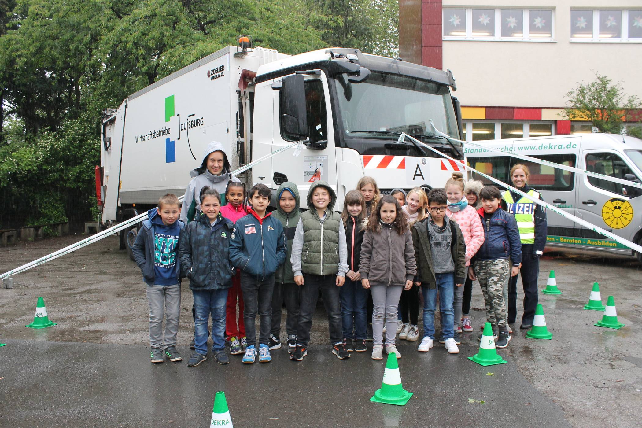 Schülerinnen und Schüler der Grundschule Hebbelstraße mit (l.) Alexander Auerswald und (r.) Kerstin Kühnau.