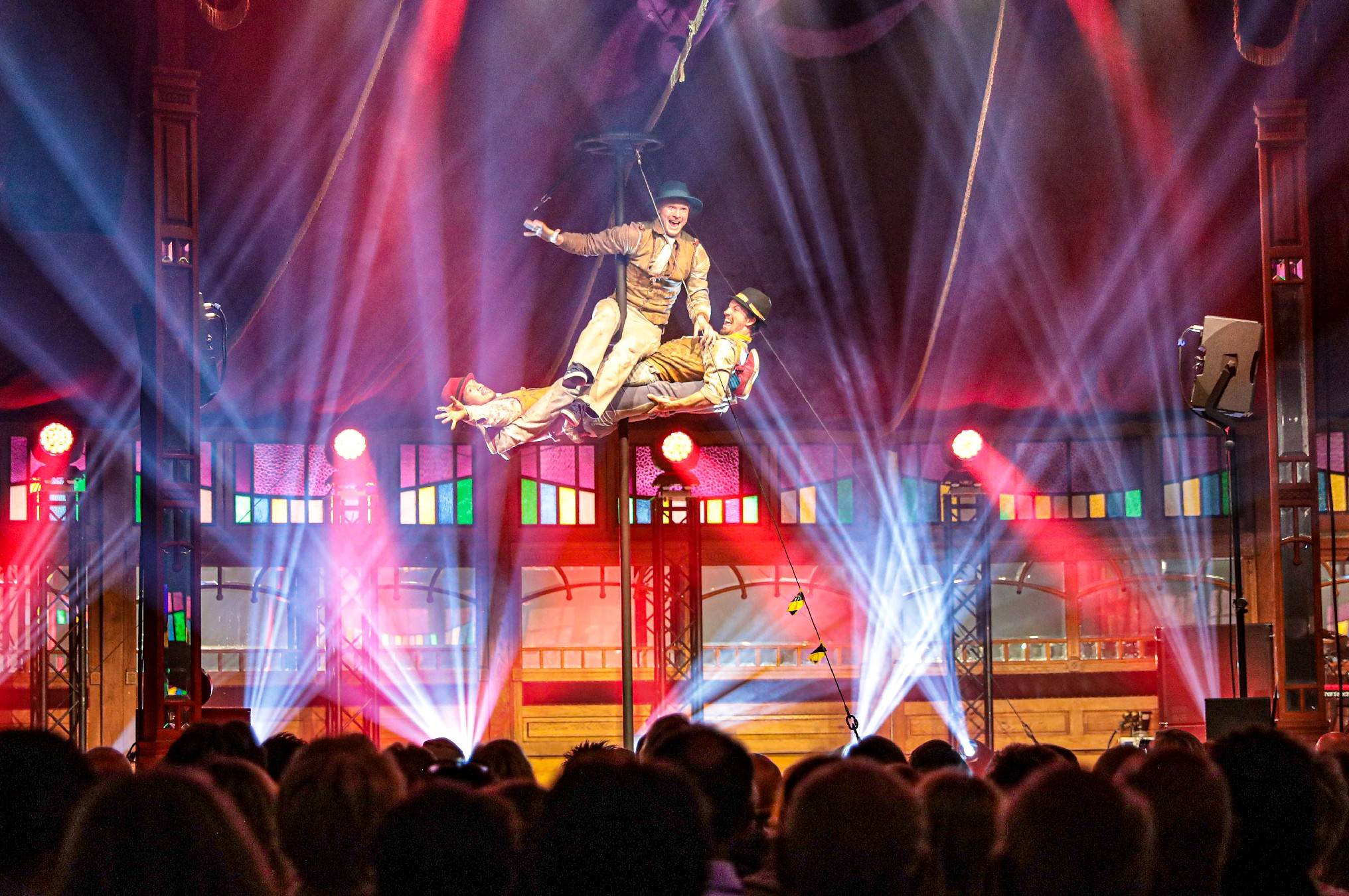 Die Funky Monkeys kombinieren am chinesischen Mast Akrobatik, Comedy und HipHop auf einzigartige Art und Weise. Tosender Applaus bei „Pape macht Zirkus“.