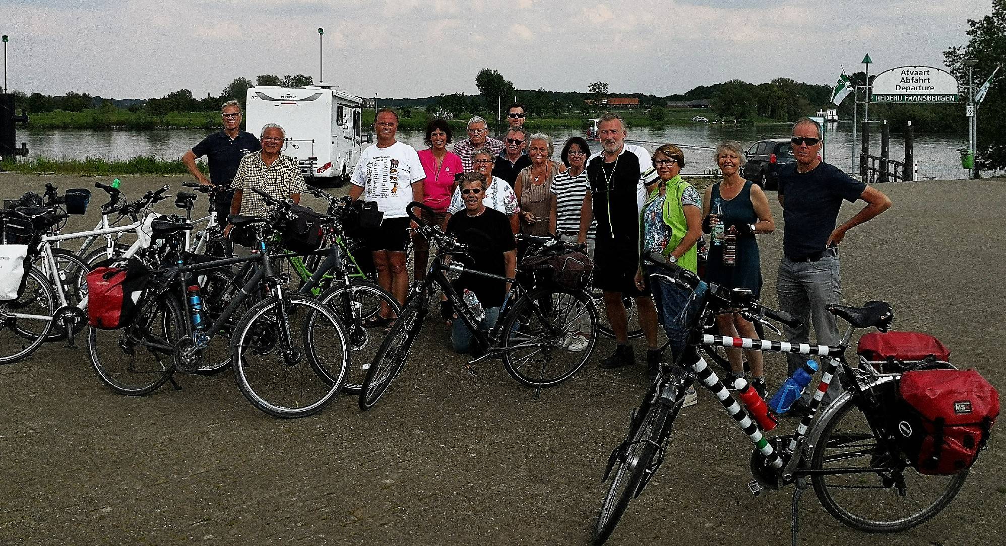 Die Extra-Tipp-Radler vor der Maasfähre „Vogelvlucht“: .Thomas Maria Claßen (4.v.r.) hatte eingeladen.