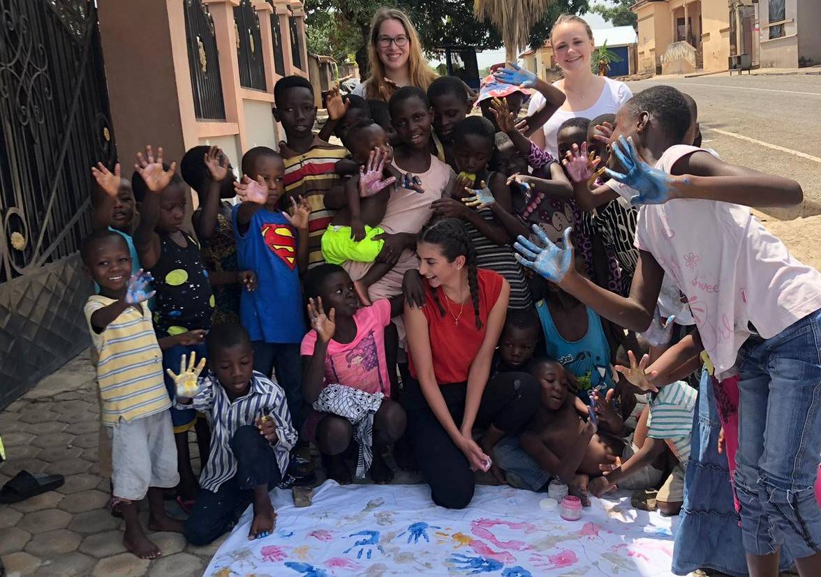 Die drei Schülerinnen der kbs-Akademie auf Tuchfühlung in Ghana.